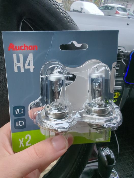 Розпаковані лампочки Н4