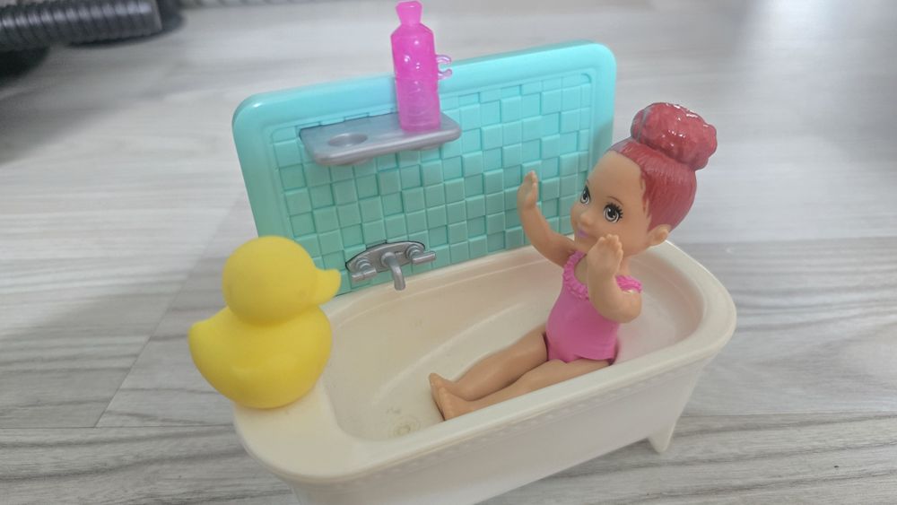 Mała lalka barbie w wanience