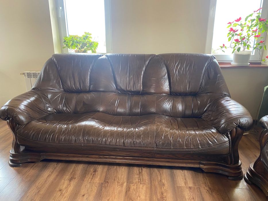 Zestaw 2 sof skórzanych,  na drewnianych podstawach