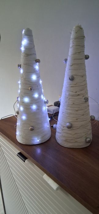 Choinki stożki 2 szt plus ledy.