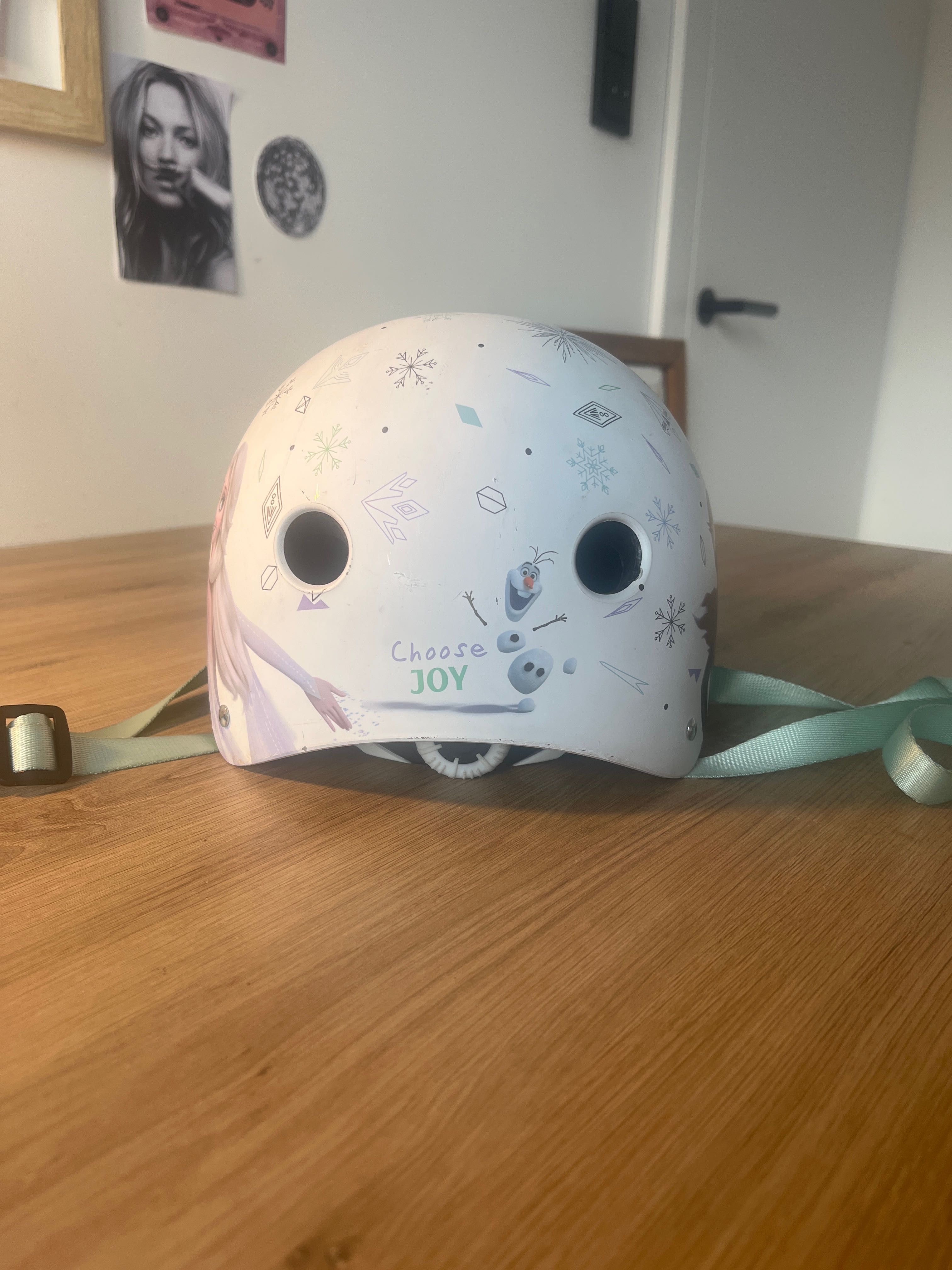 Kask dziecięcy - motyw krainy lodu