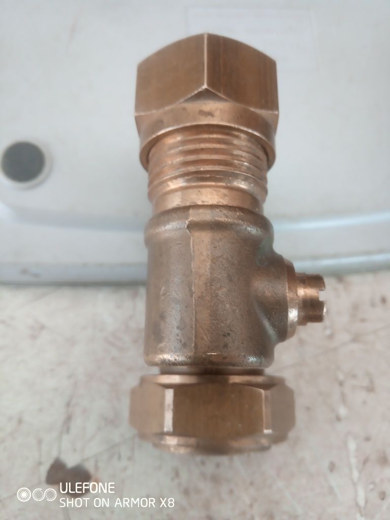 Вентиль підключення холодної води на газовий навісний котел Vaillant