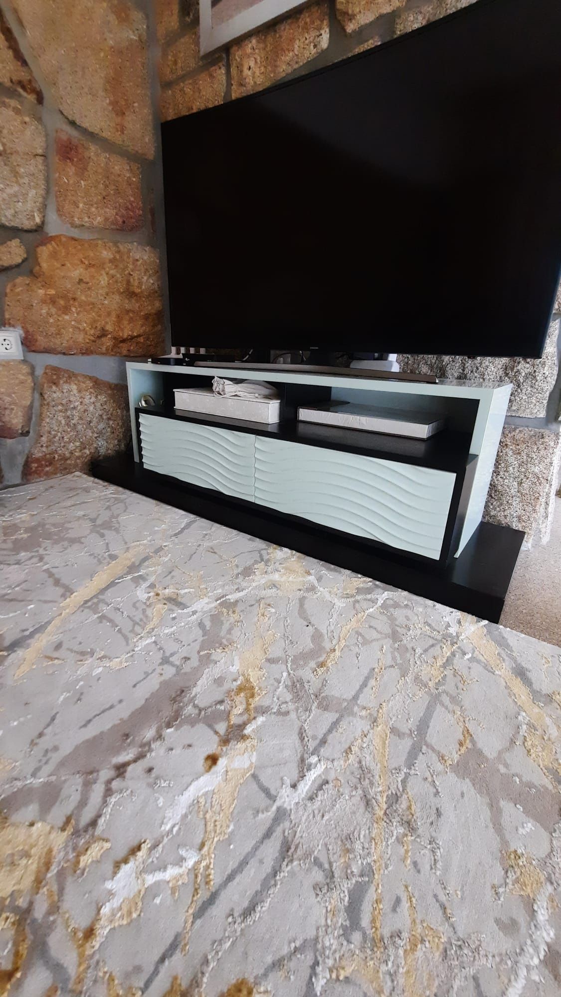 Móvel TV branco e preto