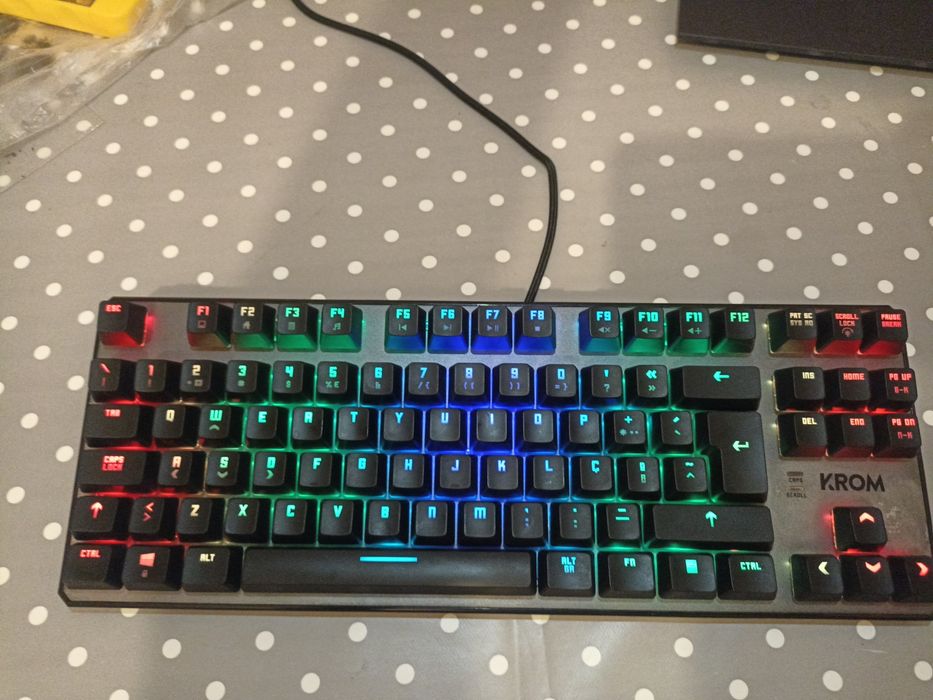 Teclado mecânico Krom Kernel Tkl