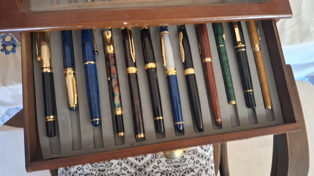 Coleccao 22 canetas , algumas ouro, com estojo em madeira retro