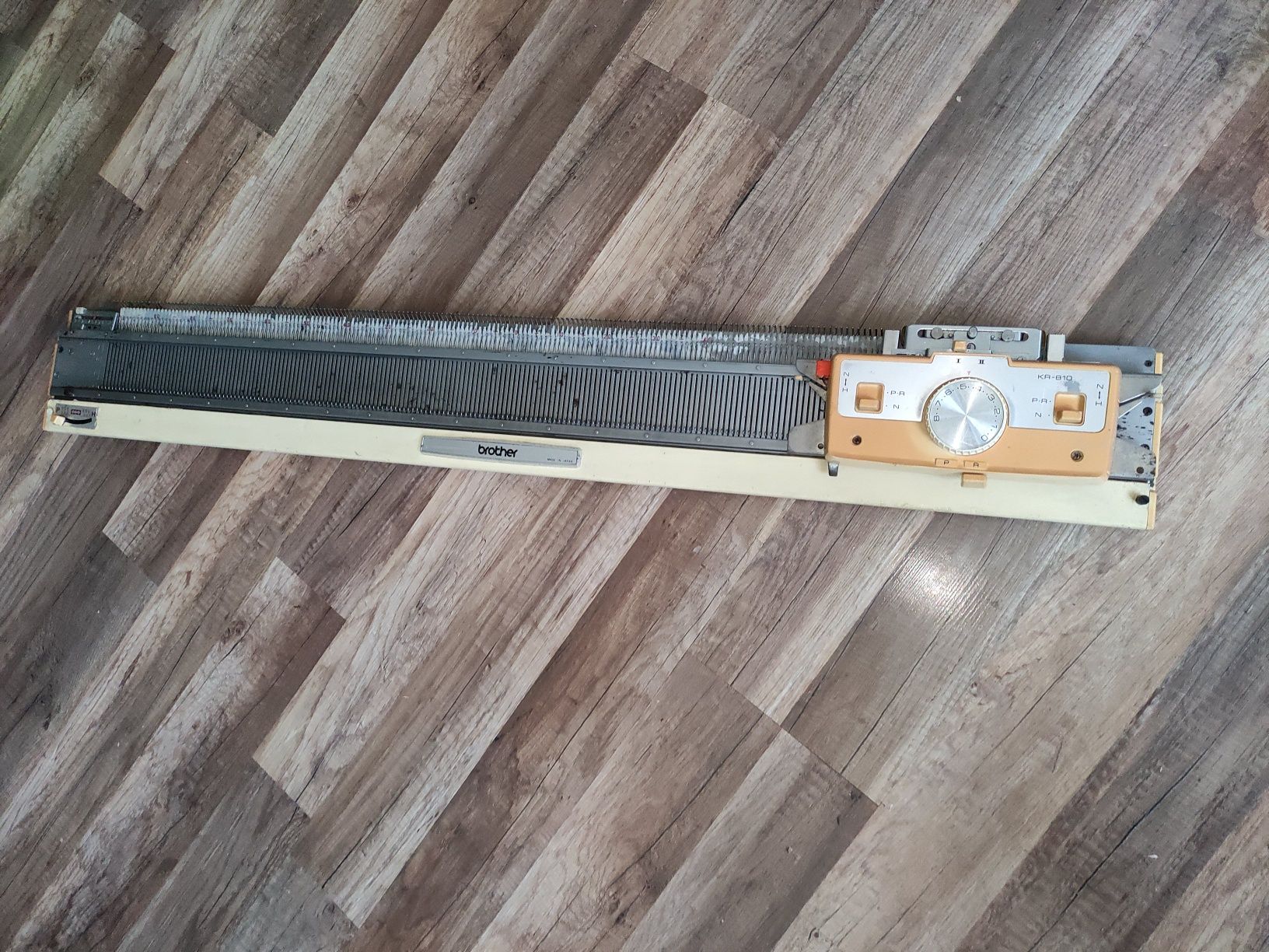 Dziewiarska maszyna typu Brother KR810