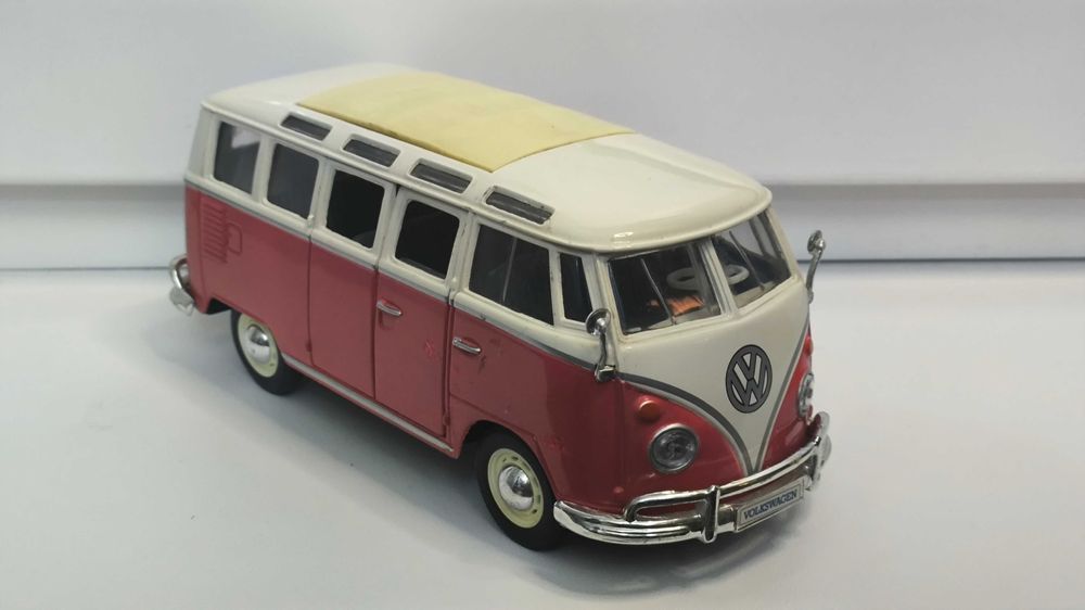 Модель, машинка Volkswagen Van Samba 1.24 Maisto Red