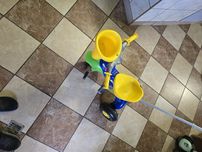 Rowerek z pedałami plastikowy z koszykiem lekki