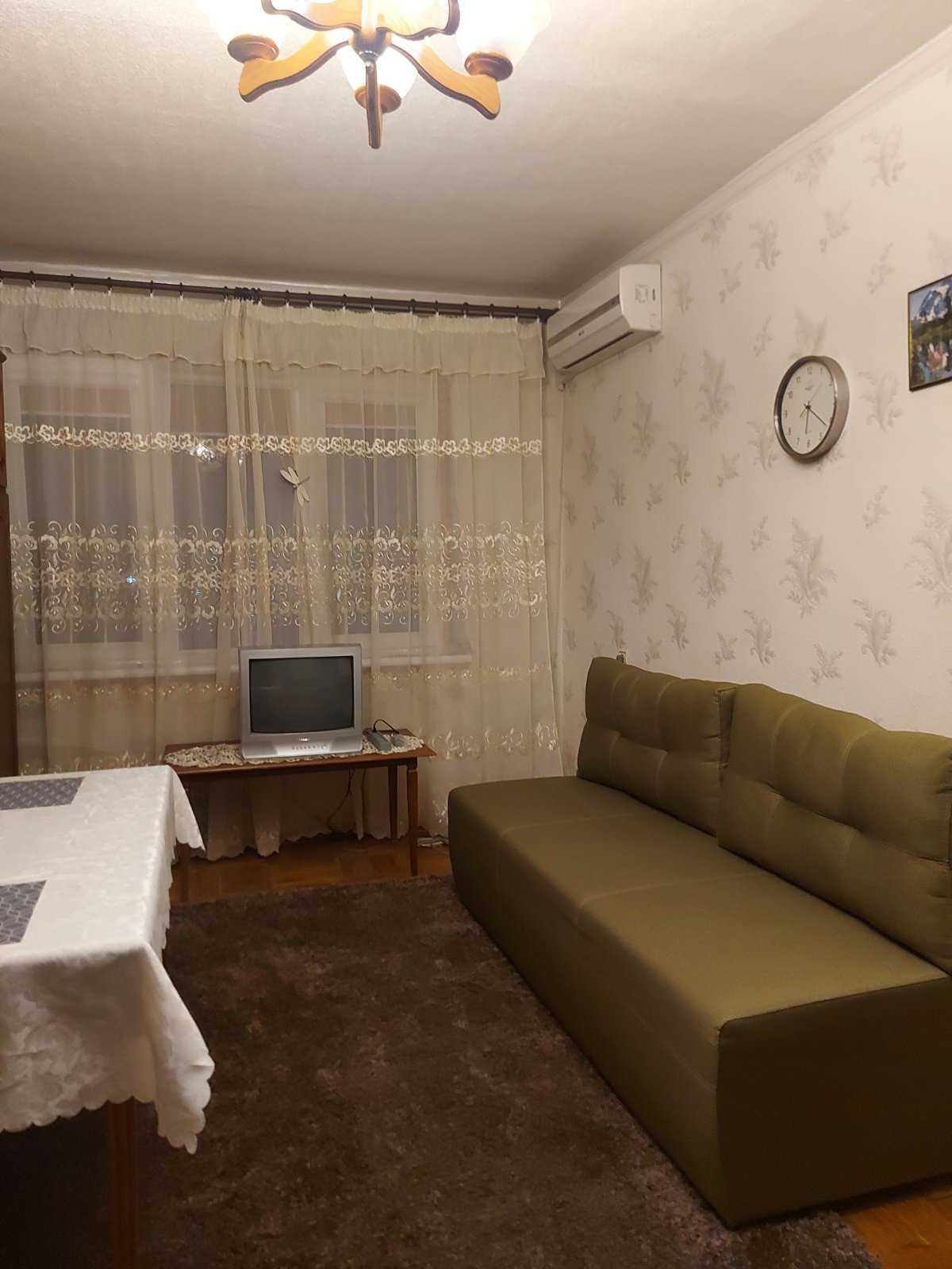 Посуточно 3 ком метро Левада! 850 грн