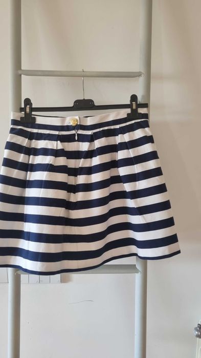 Saia às riscas azuis e  brancas