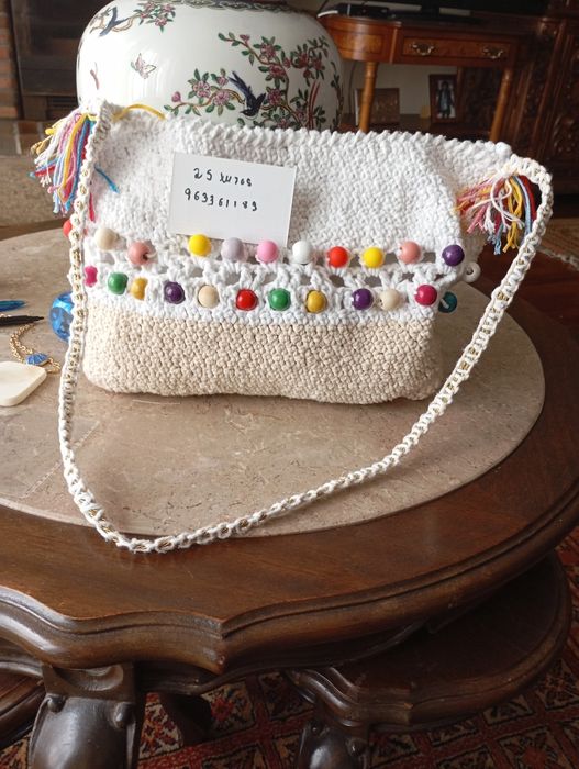 Bolsa em crochê ornamentada com pérolas de várias cores feitas por mim