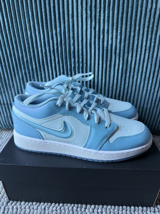 Buty damskie Jordan 1 Low SE Aquarius Blue r. 40 błękitne