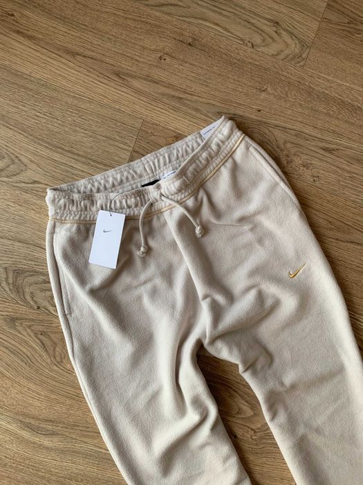 Damskie kremowe polarowe spodnie dresowe ze ściągaczami Nike M