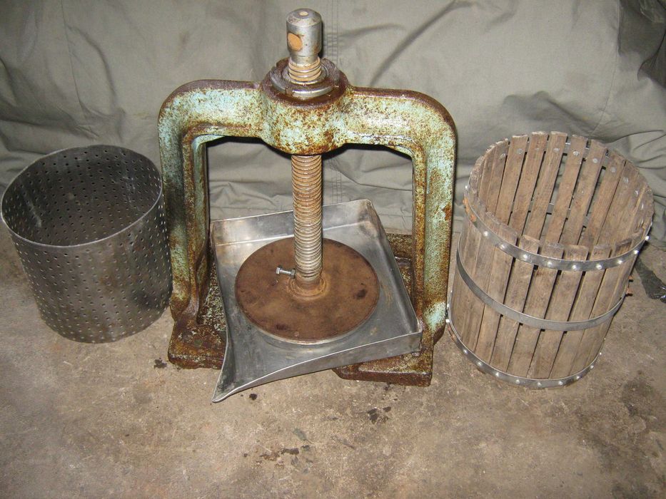 Чугунный пресс соковыжималка 6л. Корзина и поддон нержавейка.