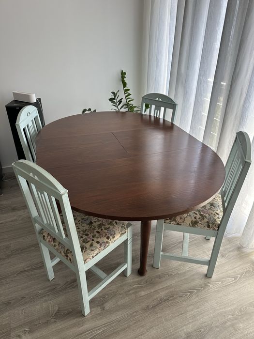 Mesa de sala com 5 cadeiras