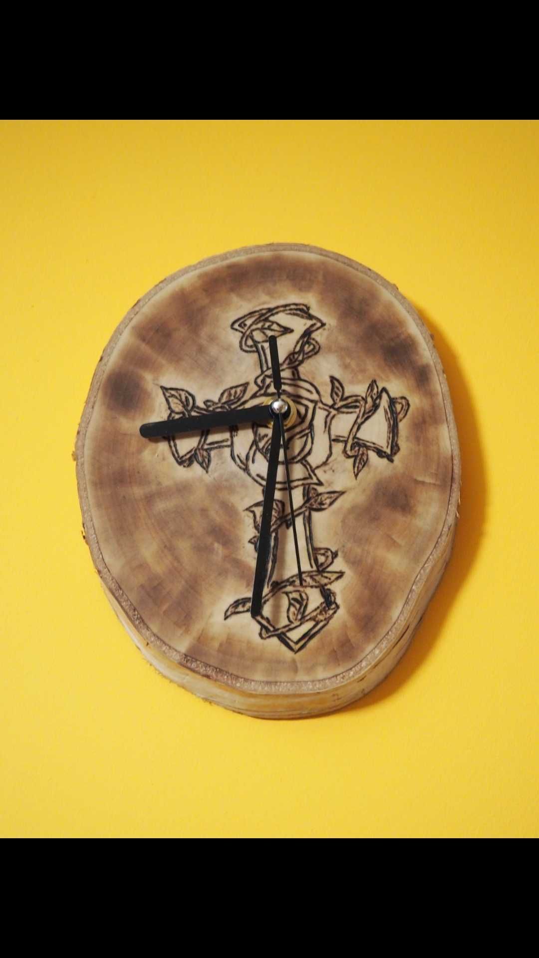 Zegar na drewnie z krzyżem