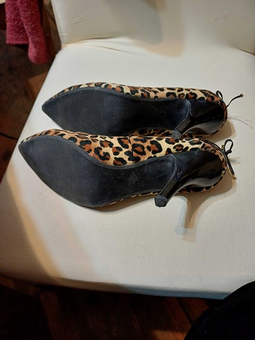 Pantofle na obcasie motyw panterka.
