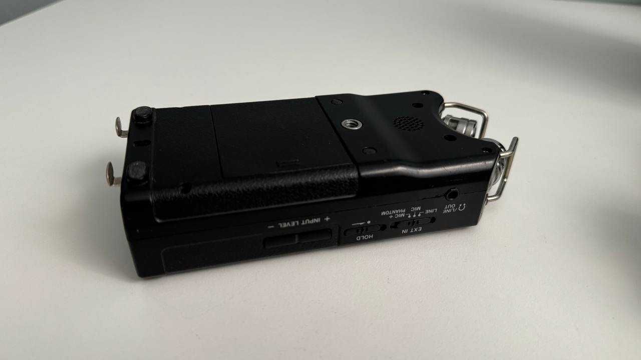 Диктофон професійний Tascam DR-40.