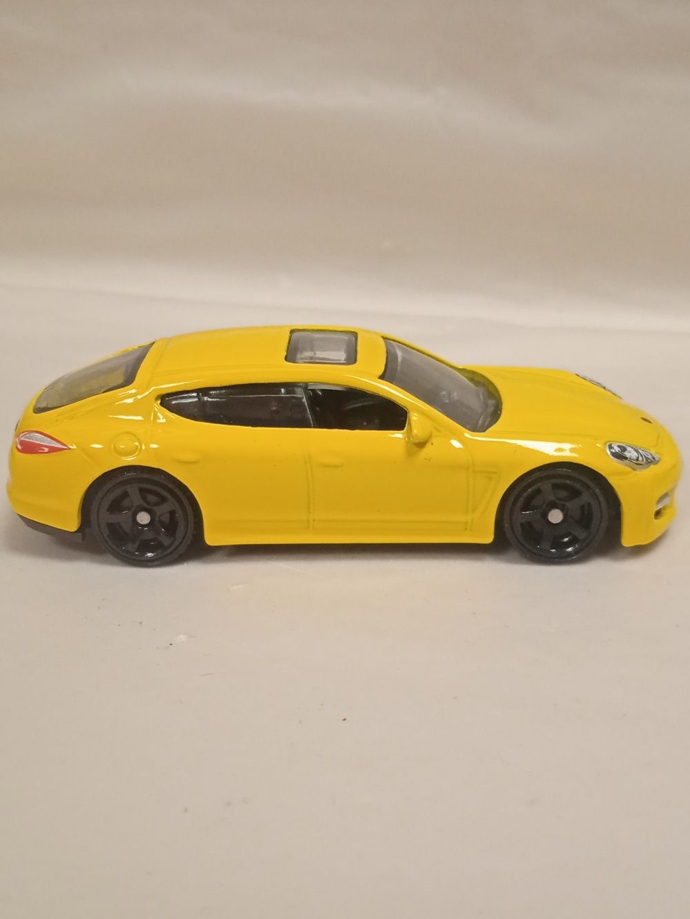 Porsche Panamera 2010 Matchbox żółty