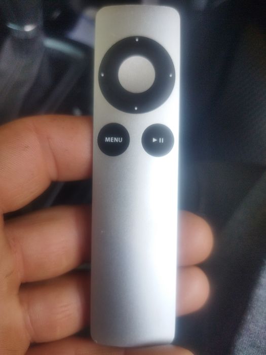 Пульт Apple TV.         .