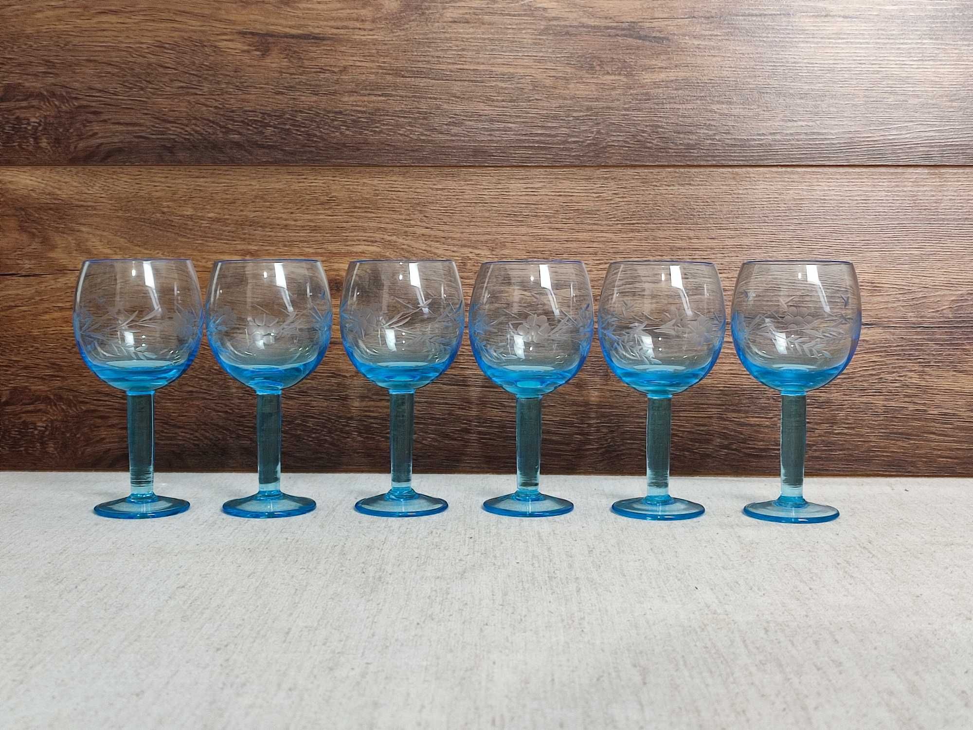 Błękitne kieliszki do wina