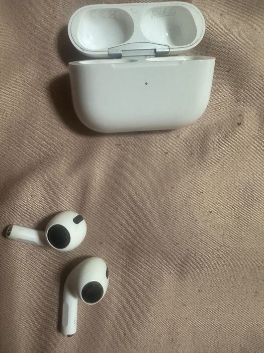 AirPods 1 pro  w miarę dobry