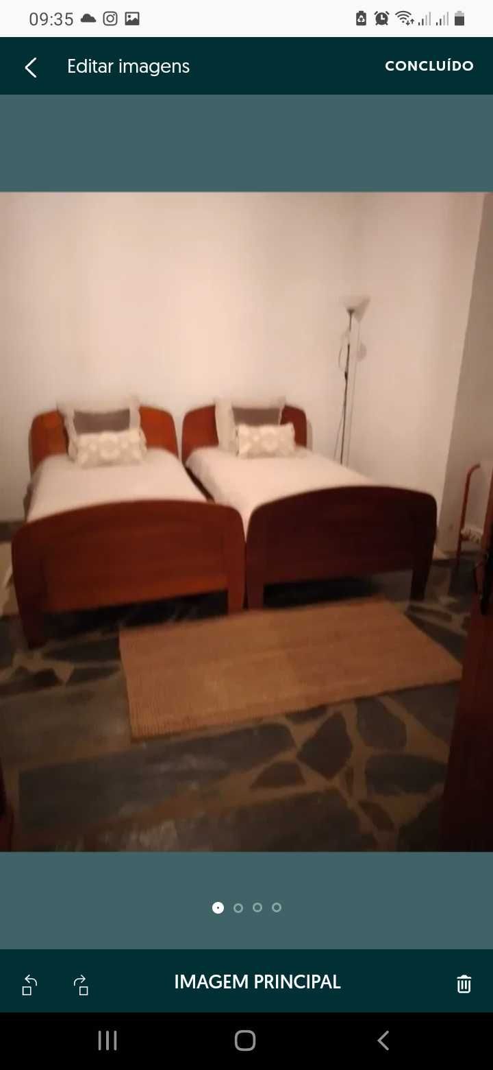 Duas camas de madeira maciça