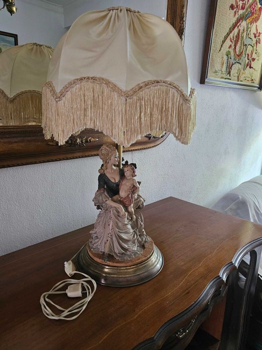 Candeeiro Vintage de Mesa com Figura Feminina e Criança