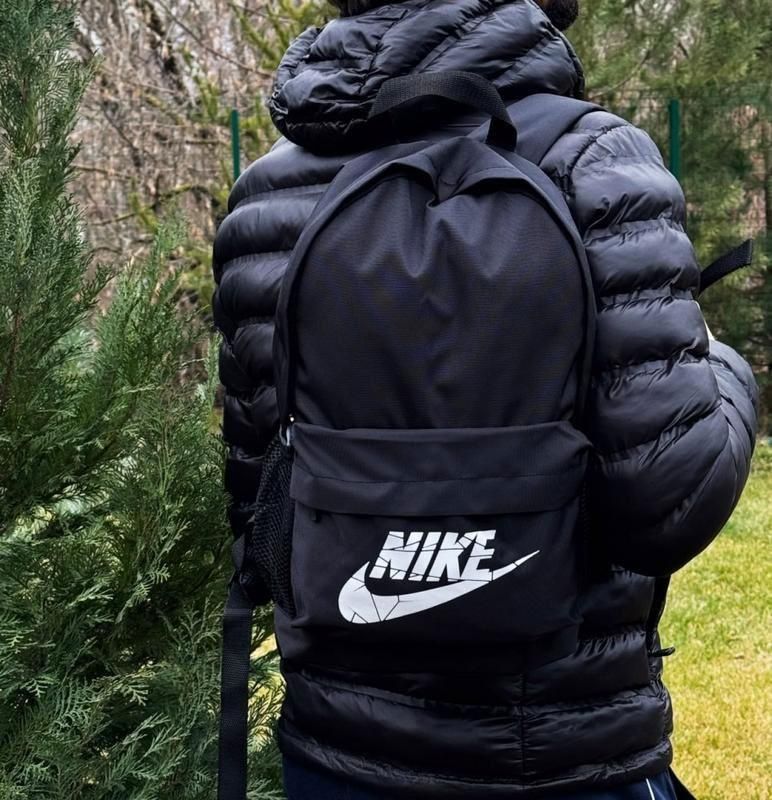 Чорний рюкзак Nike