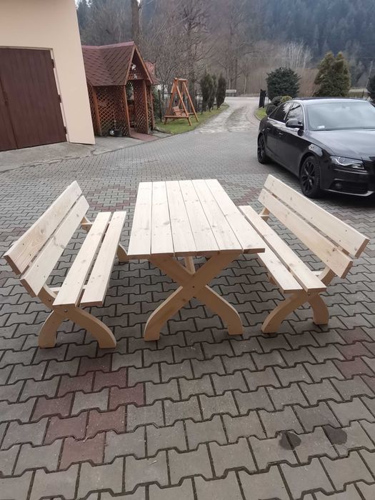 Zestaw drewnianych mebli ogrodowych
