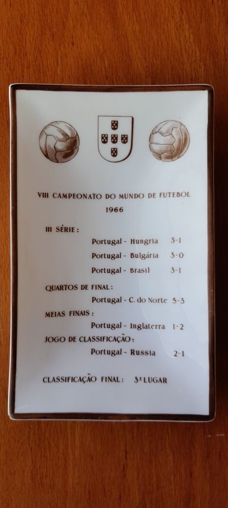 Cinzeiro com resultado do VIII campeonato do mundo de futebol
