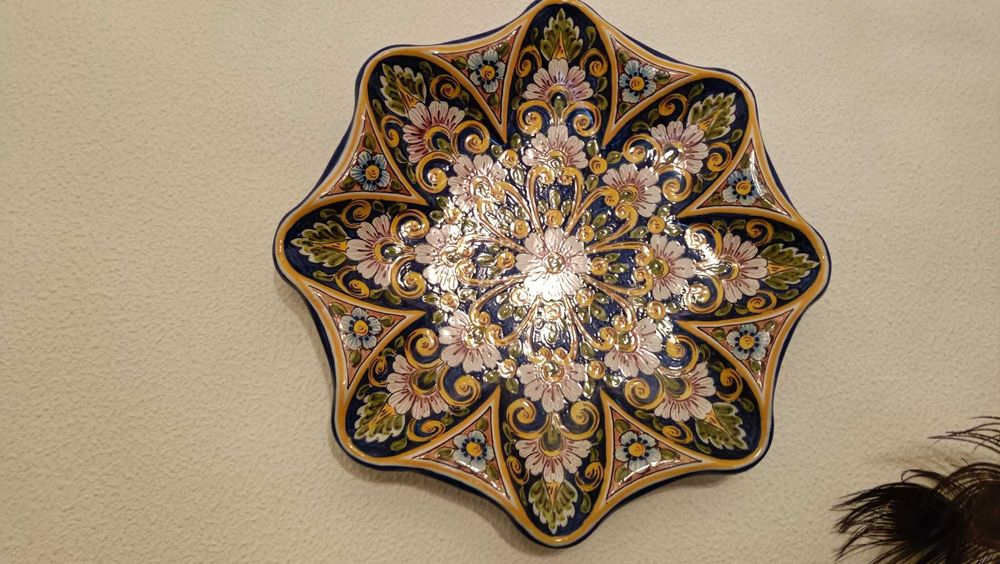 Jarras e poercelanas de cores brilhantes e aconchegantes