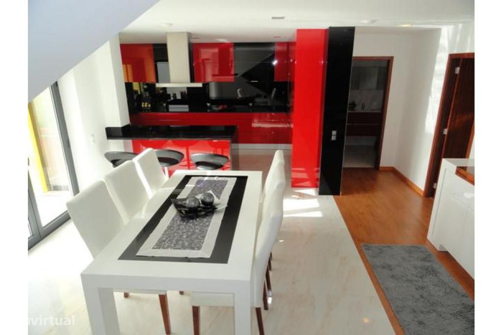 Moradia T4 com Piscina em Vila Nova de Anha