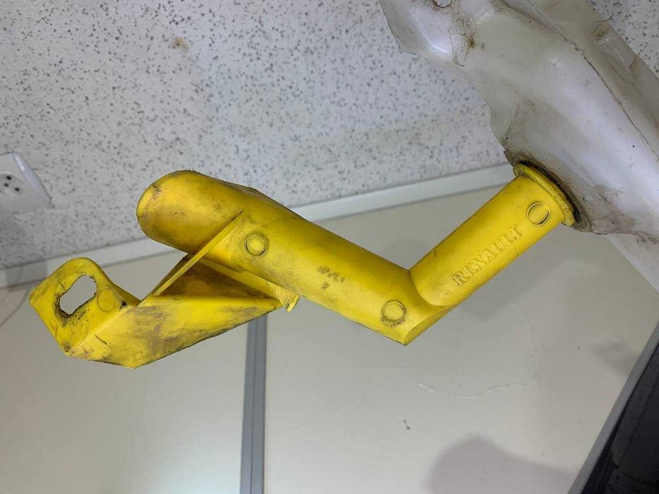 Бачок омивача лобового та заднього скла на Renault Megane I 1995-2003