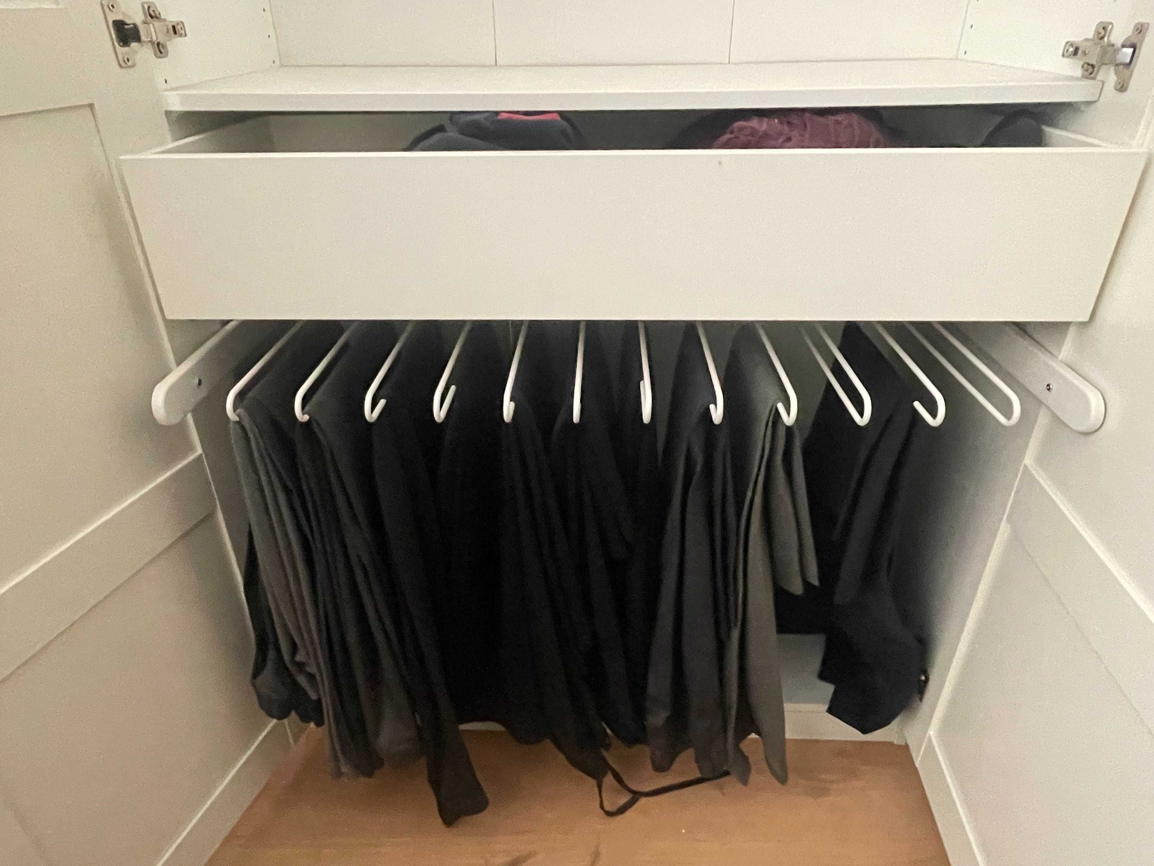 Roupeiro Ikea com prateleira, gaveta,  calceiro e iluminação no topo