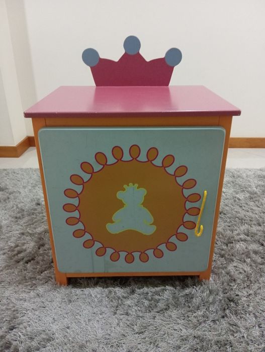 Móvel Infantil com Design de Coroa e Ursinho