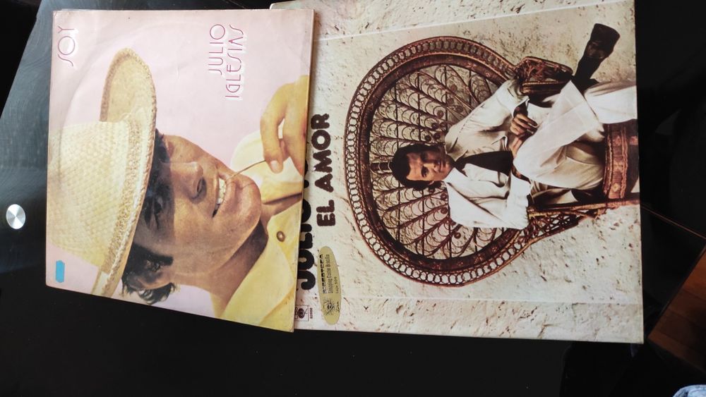 2 álbuns do cantor Júlio Iglesias