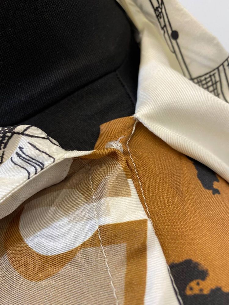Нова шовкова блуза Max Mara з прінтом на світлому фоні. Оригінал