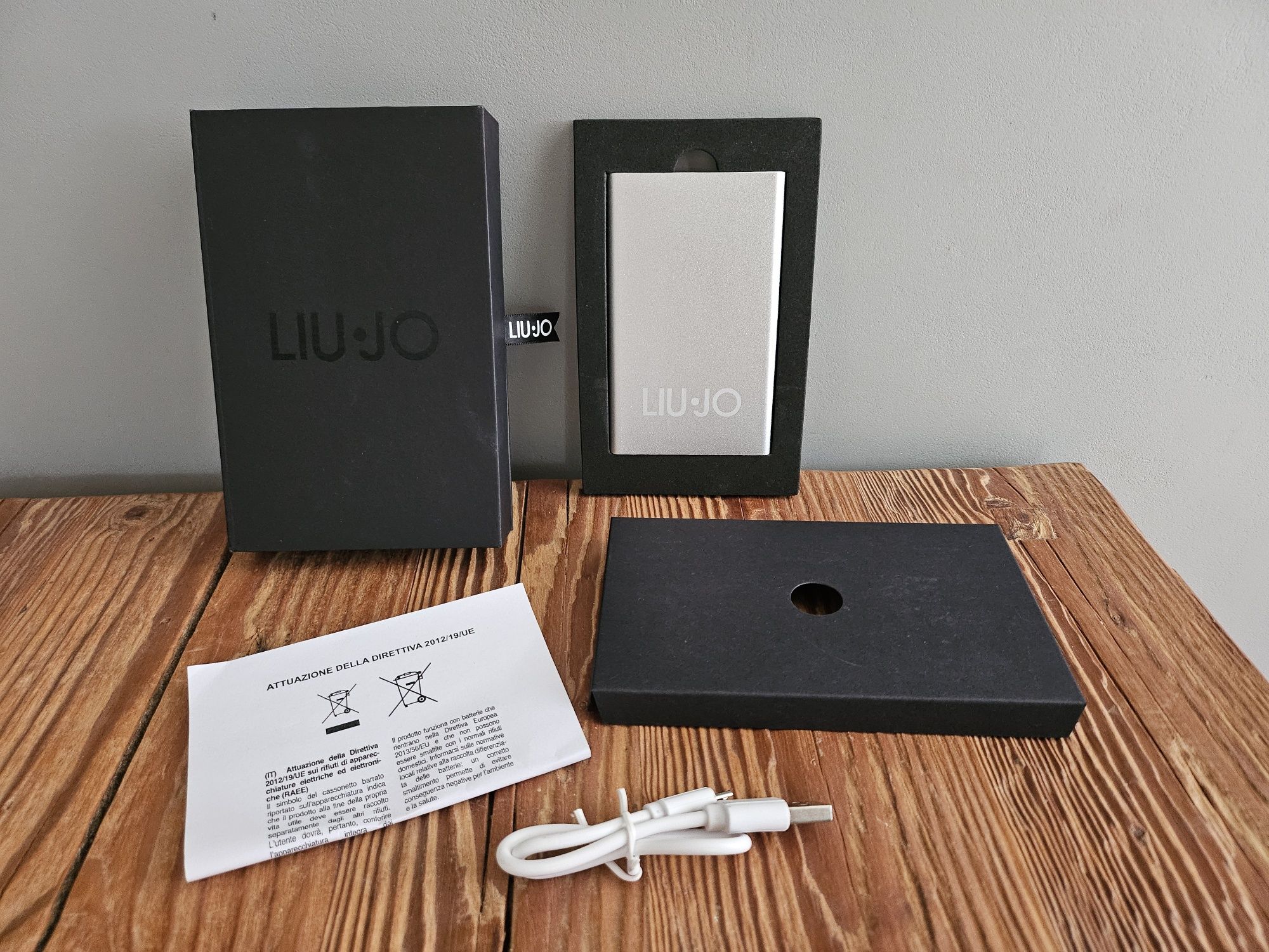 Powerbank 4000 mAh płaski od marki LIU JO.