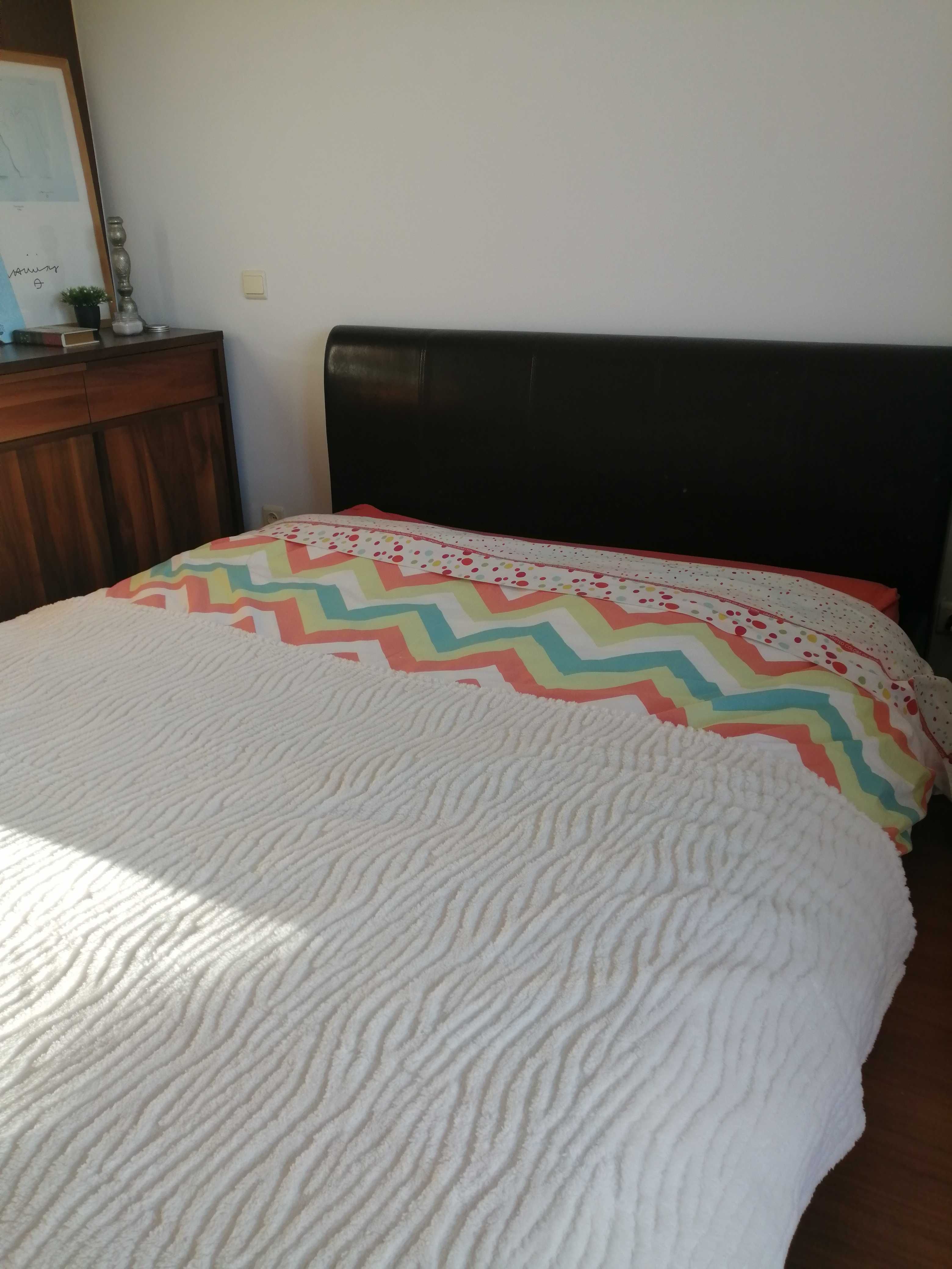 Cama de casal em pele _óptimo estado