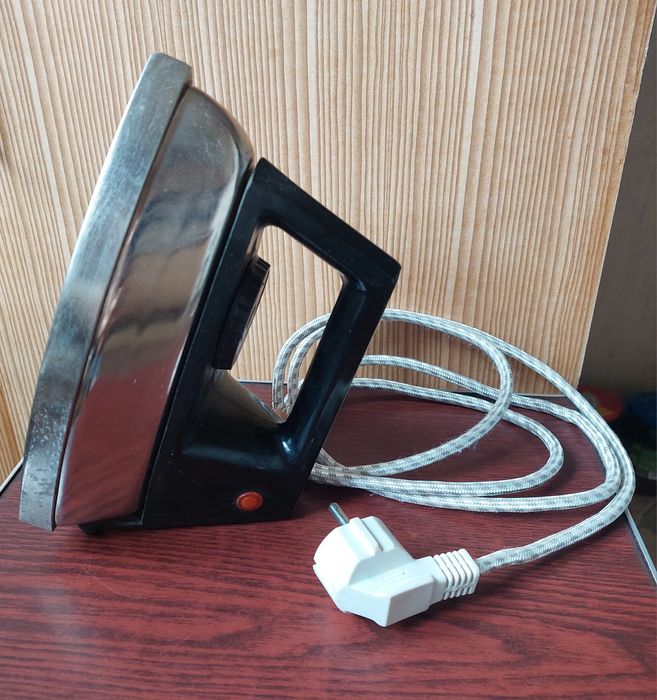 Утюг советских времён,  корпус тяжелый, нержавейка.
