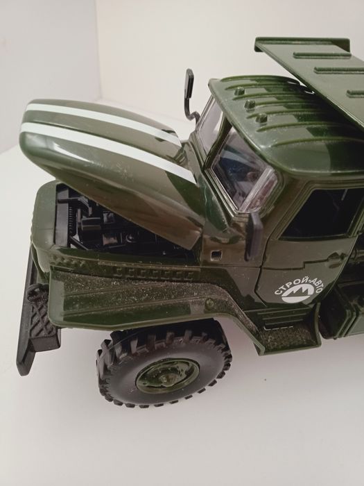 Самасвал - елктромеханічна іграшка.