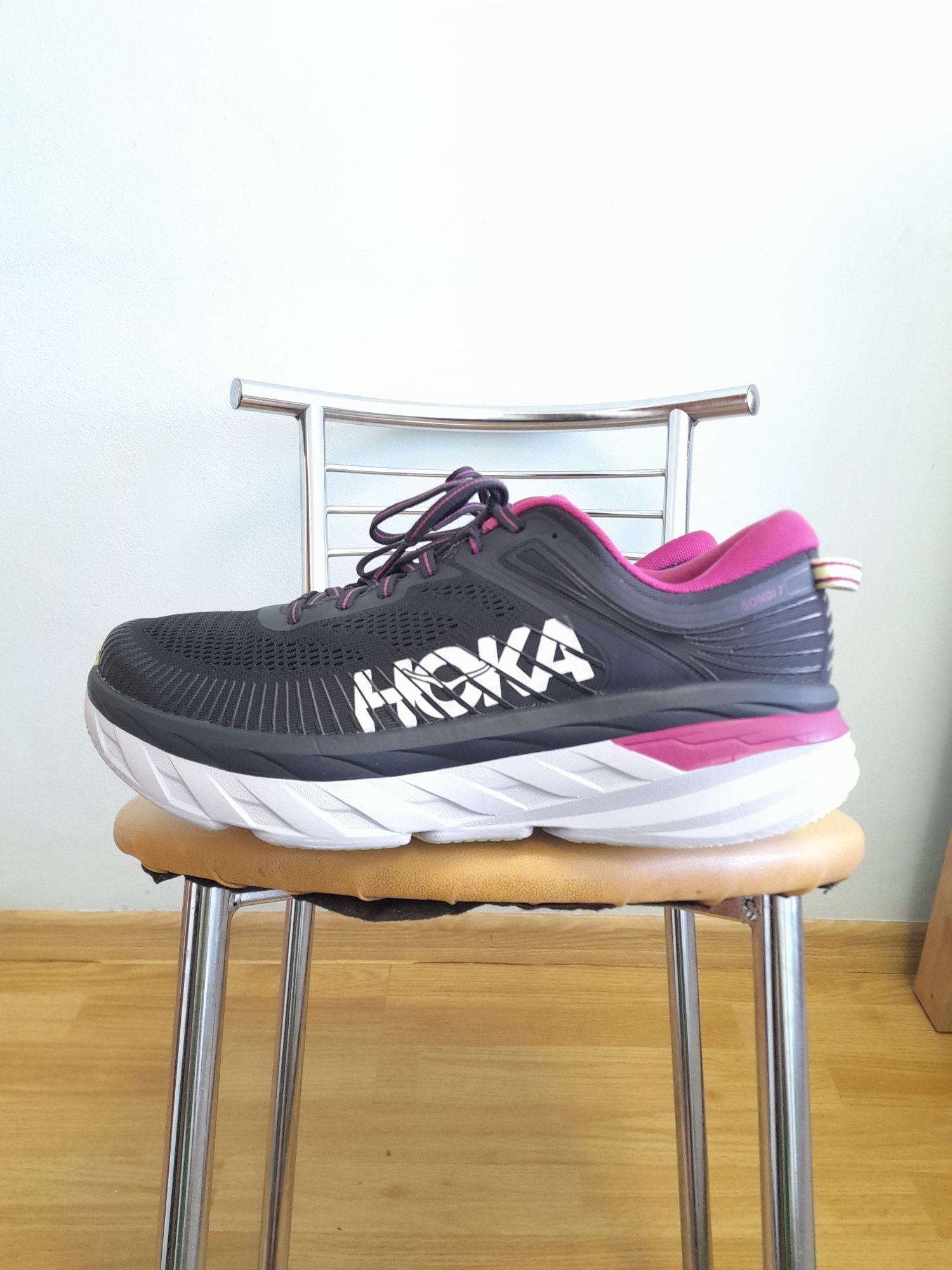 Hoka One One Bondi Pink Athletic Shoes for Women розмір 44 довж уст 28
