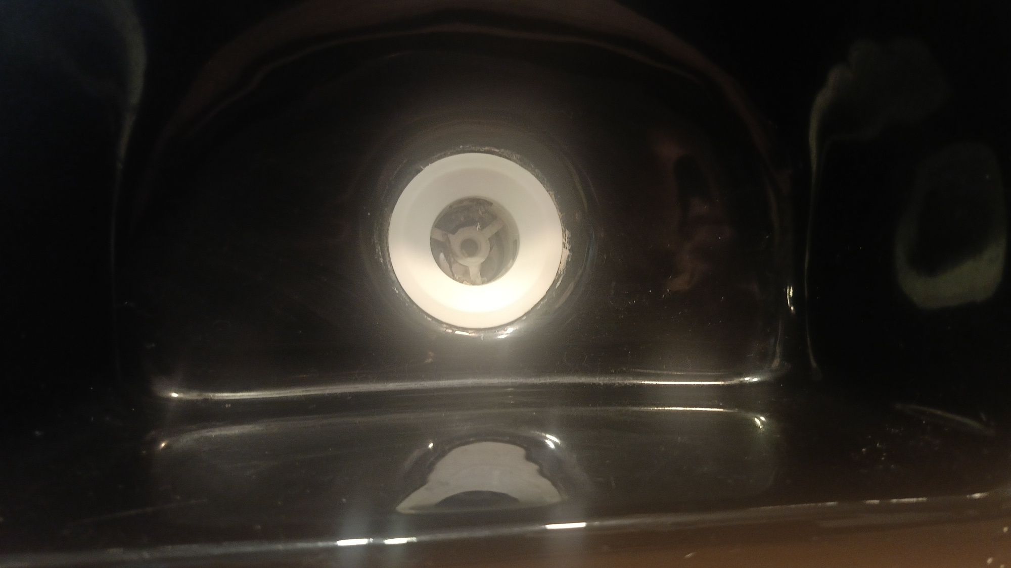 Mini umywalka czarna z baterią stan bez pęknięć do wyczyszczenia