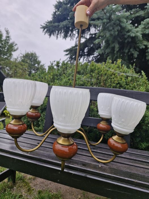 Żyrandol prl vintage – 6-ramienny, mleczne szkło, mosiądz, ceramika