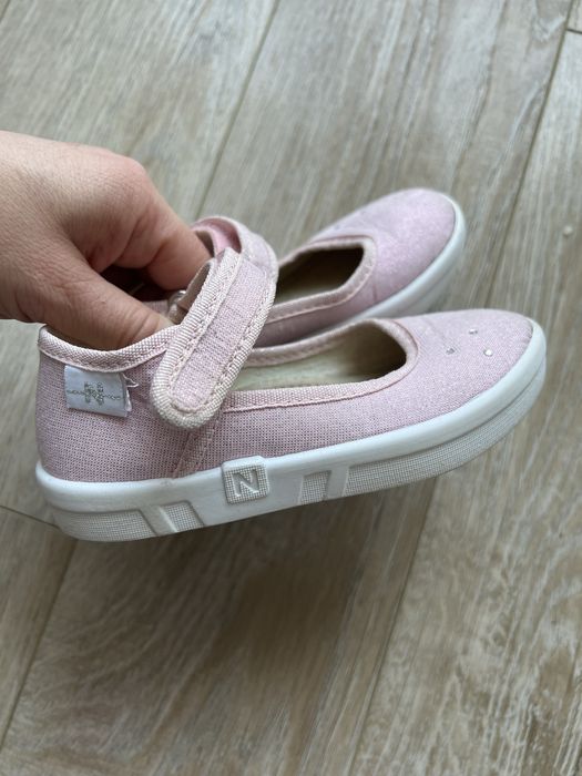 Туфлі та тапки дитячі