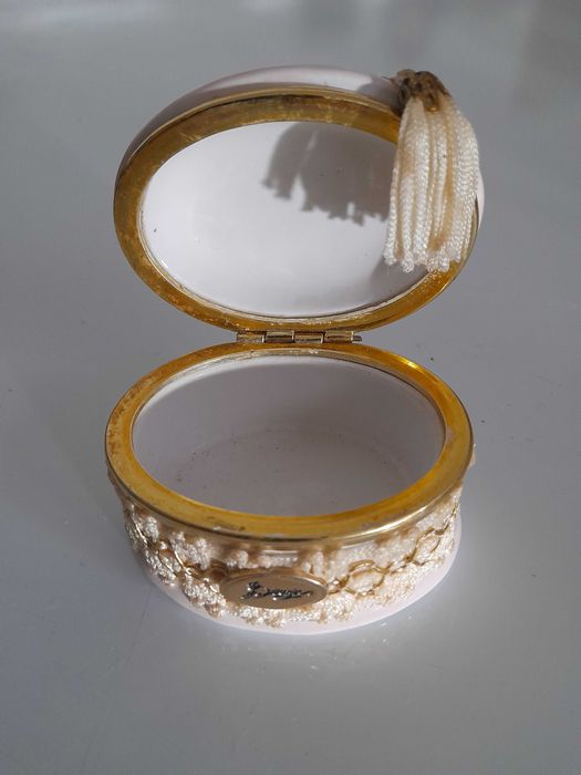 Guarda joias antigo em porcelana Italiana.