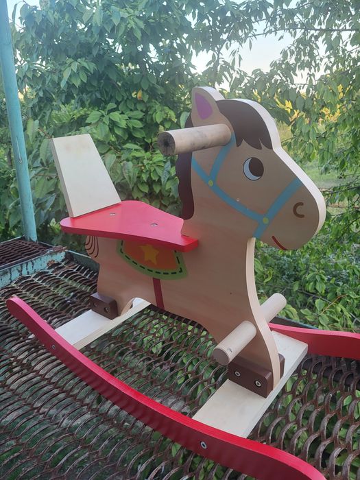Деревянная лошадка-качалка