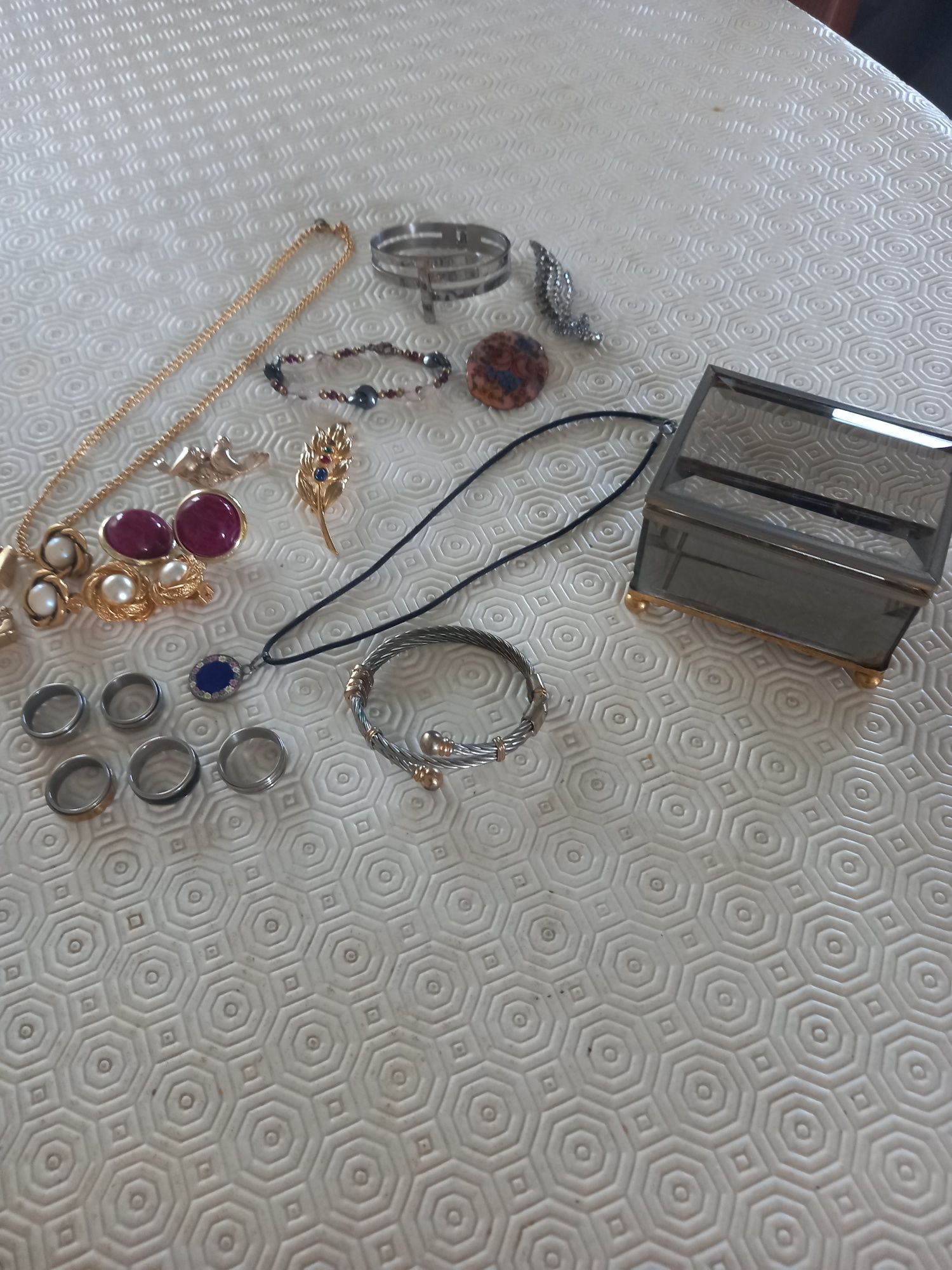 Colares, anéis e caixa para jóias