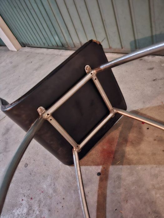 Duas cadeiras pretas